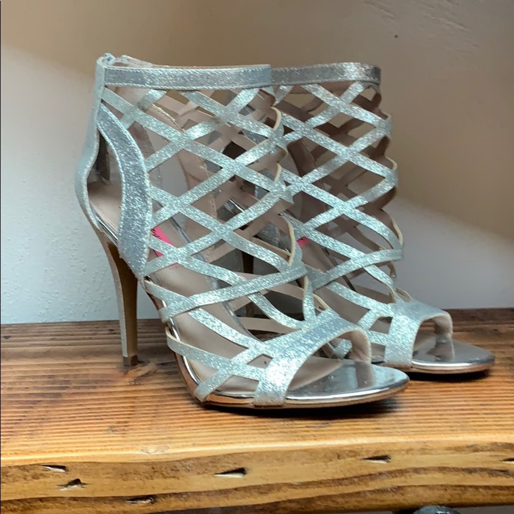 Silver heel never worn !